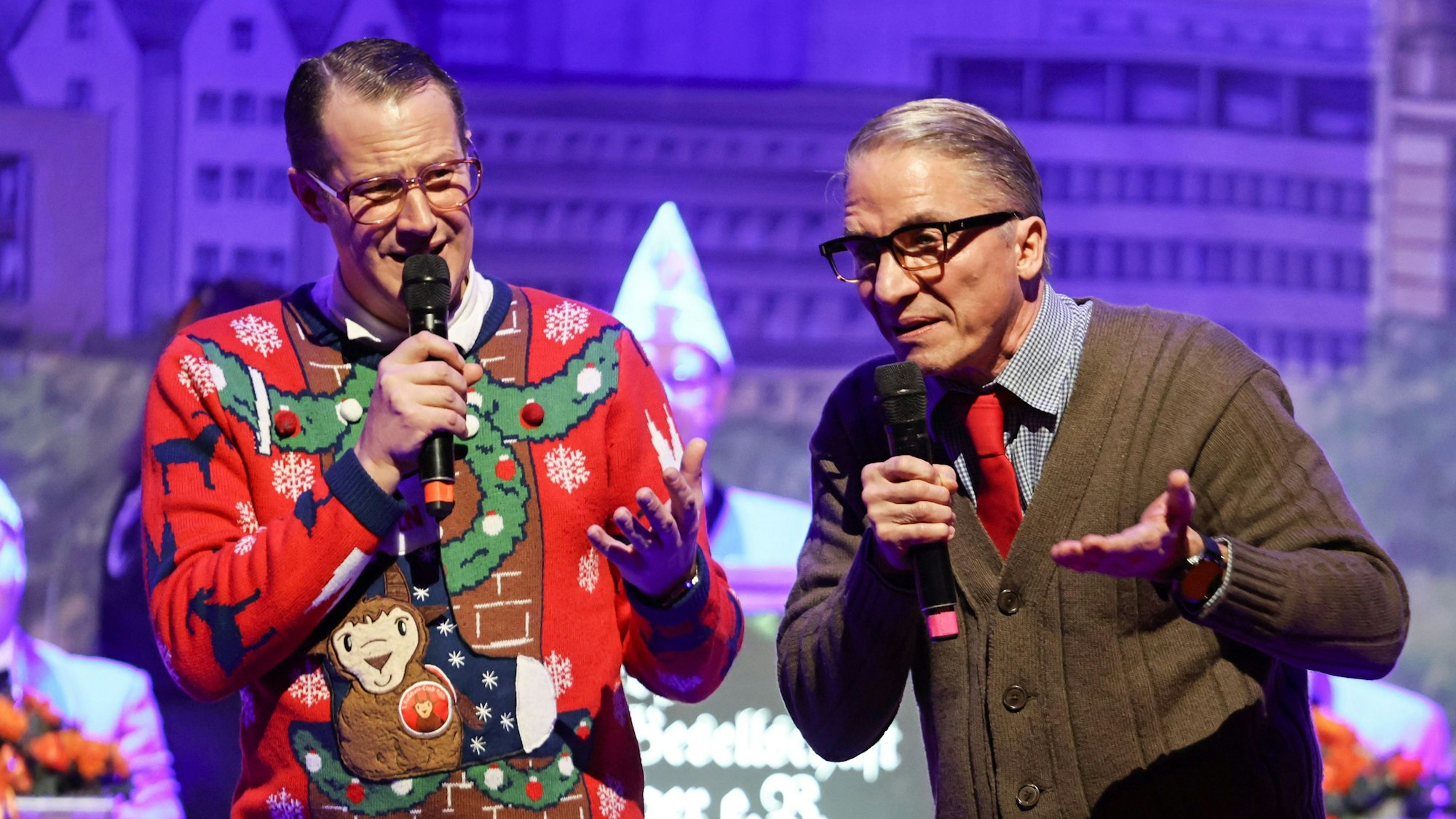 Willi und Ernst beim Auftritt auf der Bühne.