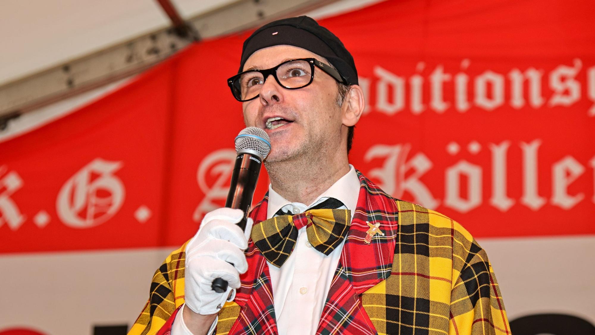 Marc Metzger steht beim Auftritt auf der Bühne.
