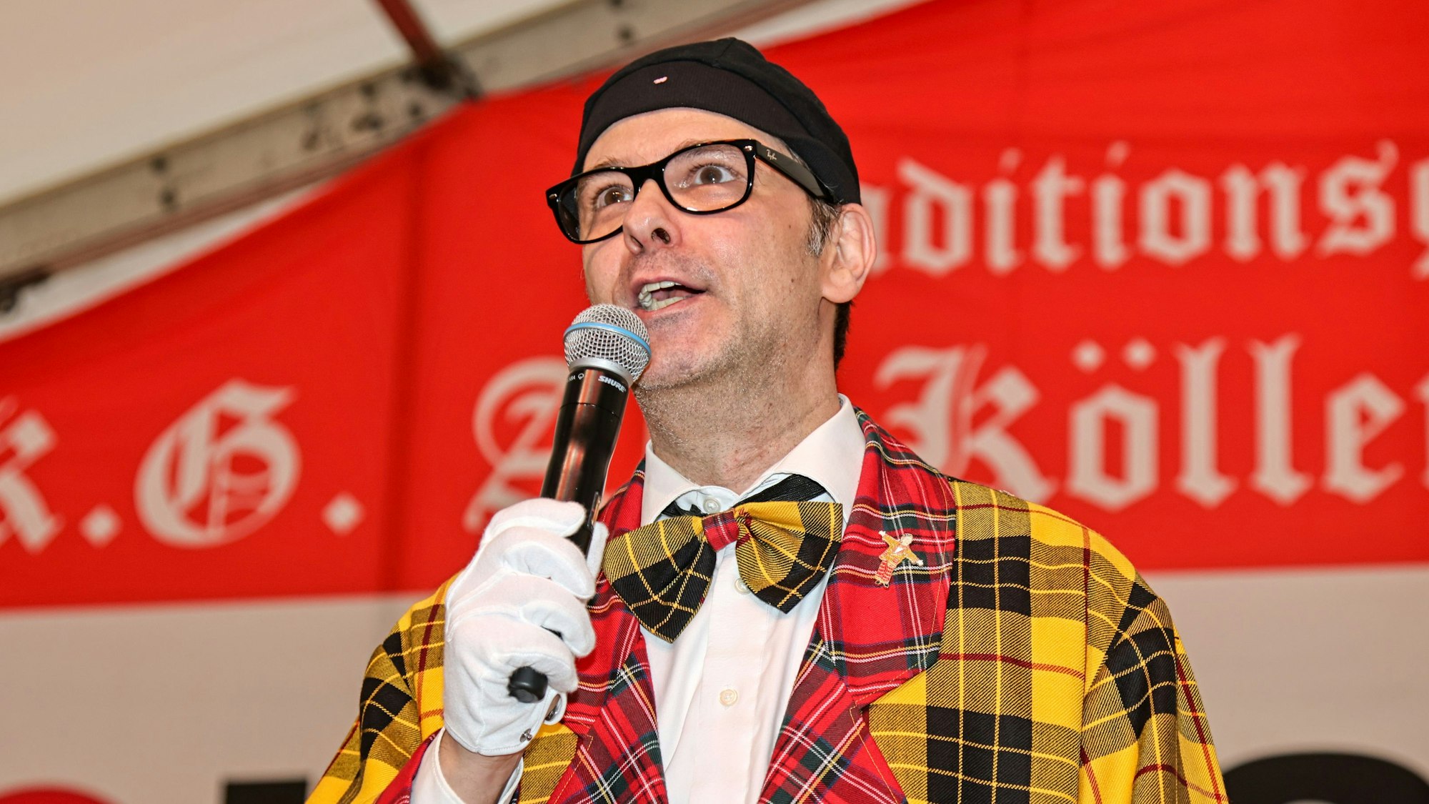 Marc Metzger steht beim Auftritt auf der Bühne.