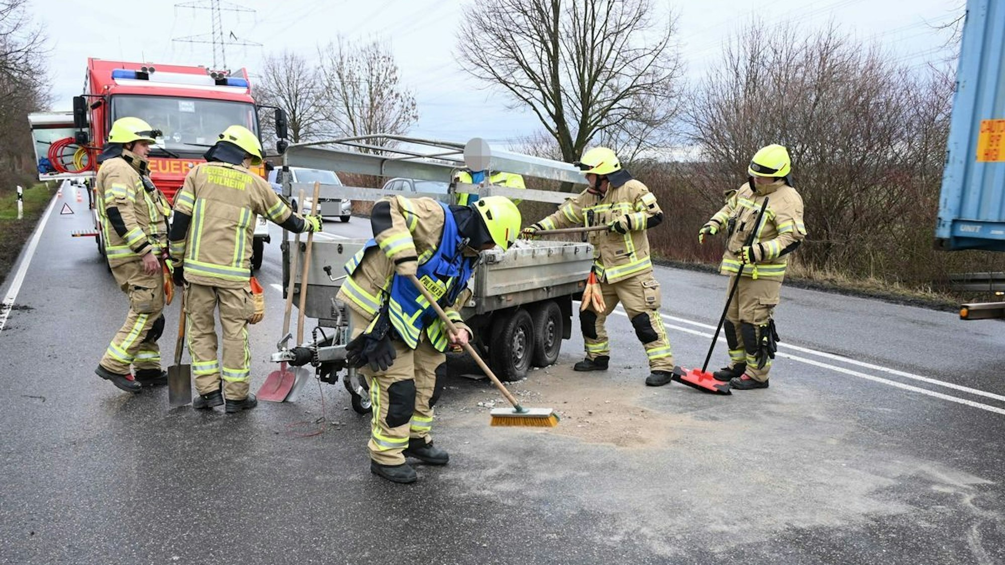 Ein umgekippter Anhänger auf der Bundesstraße 59 bei Pulheim.