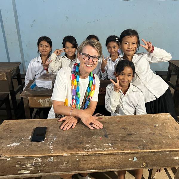 Marion Externbrink und Schülerinnen der Kandieng Sustainable School in Kambodscha lächeln in die Kamera.