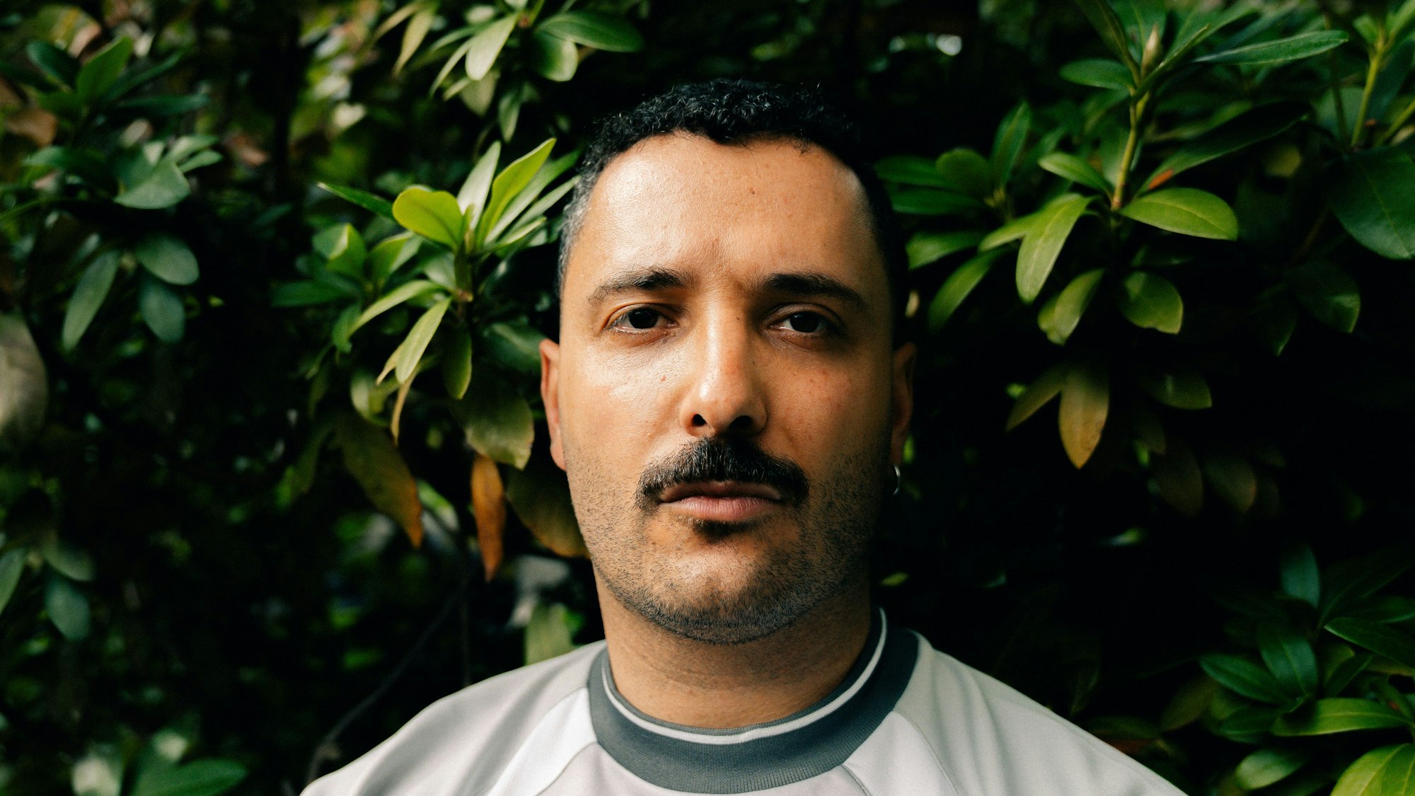 Das Bild zeigt den Autoren und politischen Aktivisten Fikri Anıl Altıntaş. Foto: Julius Gabele