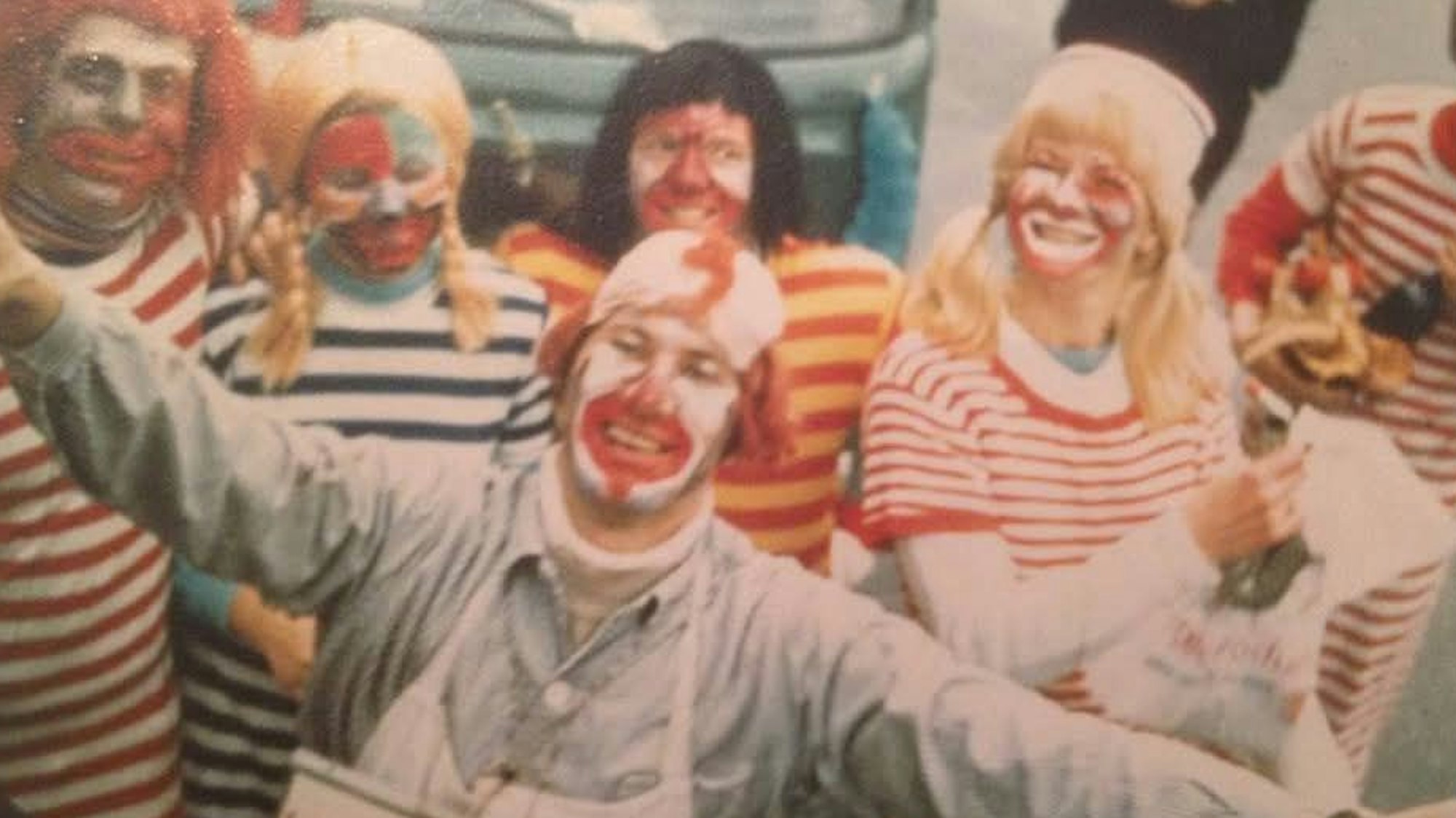 Zu sehen ist eine alte Aufnahme der Gruppe im Brühler Karnevalszug.