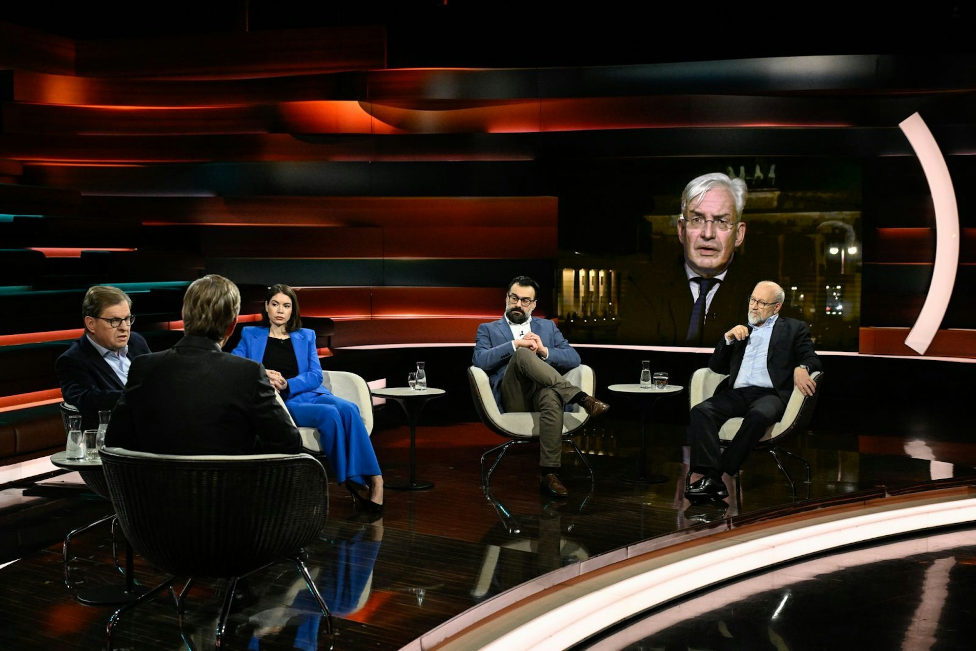 CDU-Politiker Mathias Middelberg (zweiter von rechts) kritisierte die Pläne der SPD und warnte vor den Folgen, die die Reform auf mittelständische Unternehmen haben könnte. (Bild: ZDF / Markus Hertrich)