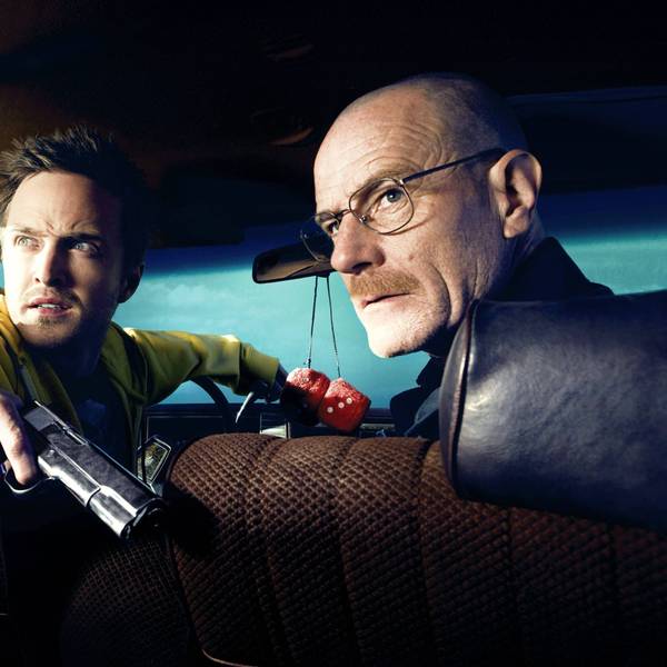 Aaron Paul und Bryan Cranston sitzen im Auto.