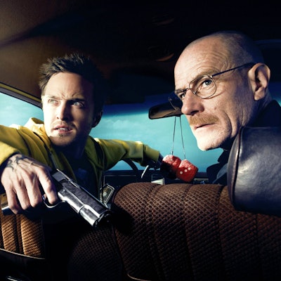Aaron Paul und Bryan Cranston sitzen im Auto.