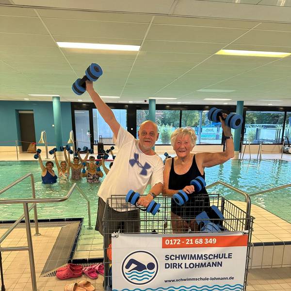 Maria Schneider (97) nimmt seit 30 Jahren an der Wassergymnastik von Schwimmlehrer Dirk Lohmann teil