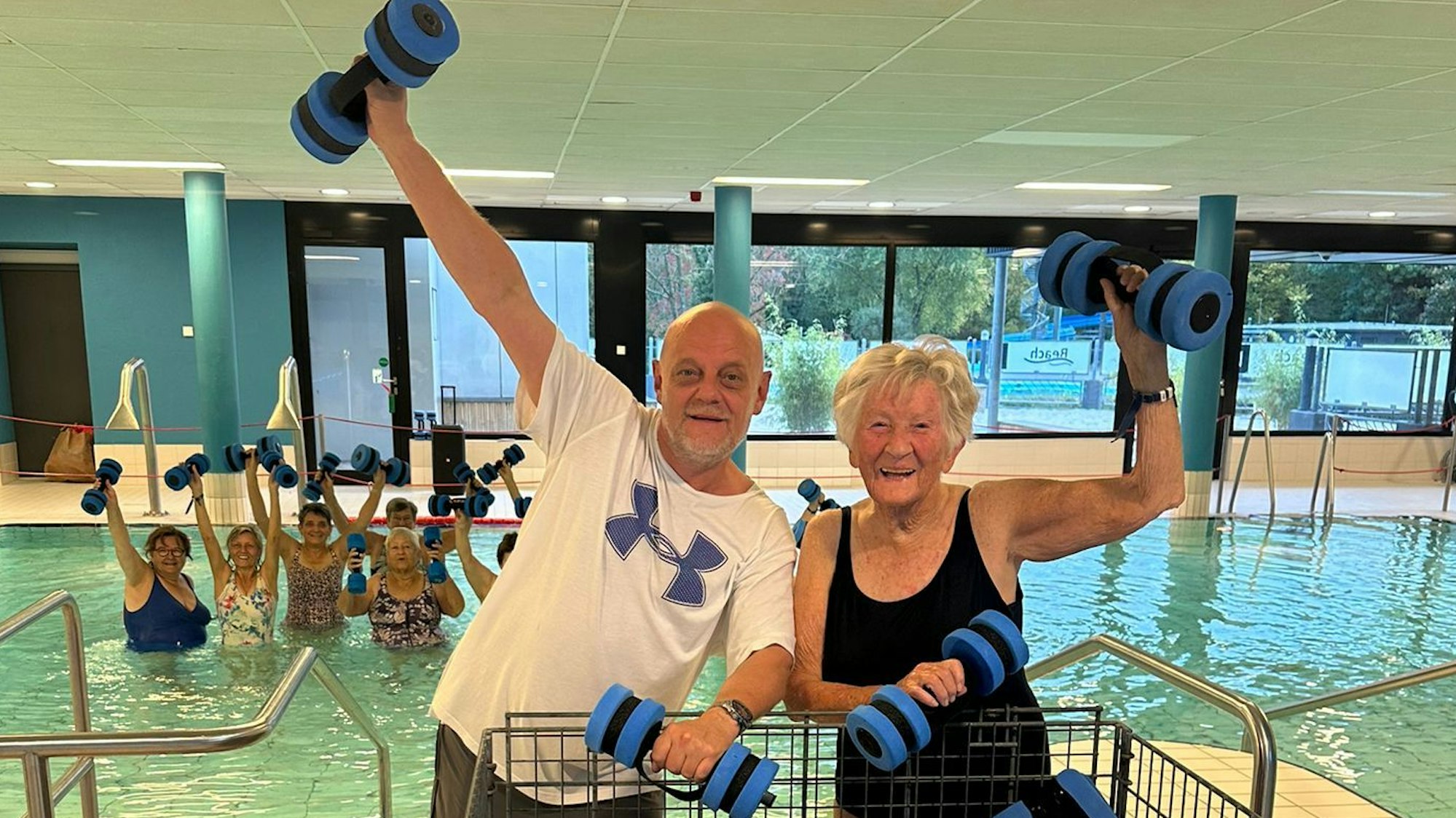 Maria Schneider (97) nimmt seit 30 Jahren an der Wassergymnastik von Schwimmlehrer Dirk Lohmann teil