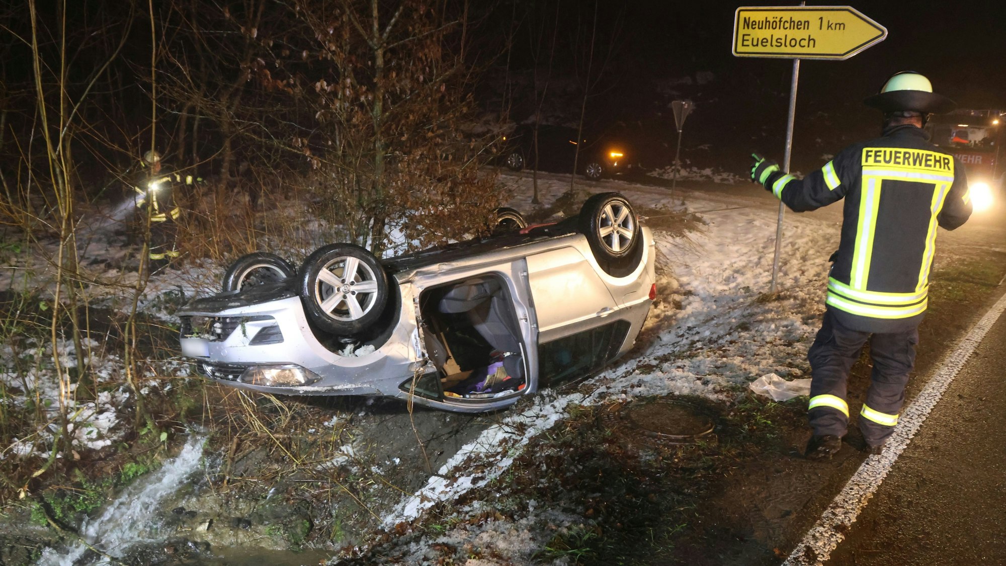 Die Bergung des verunfallten Fahrzeugs aus dem Zufluss des Euelslocher Baches.