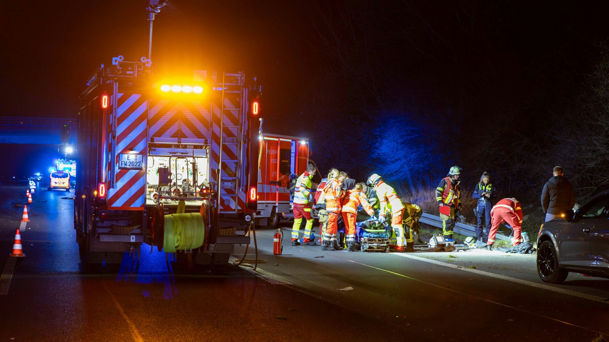 Einsatzkräfte bei einem Verkehrsunfall auf einer Autobahn (Symbolfoto).