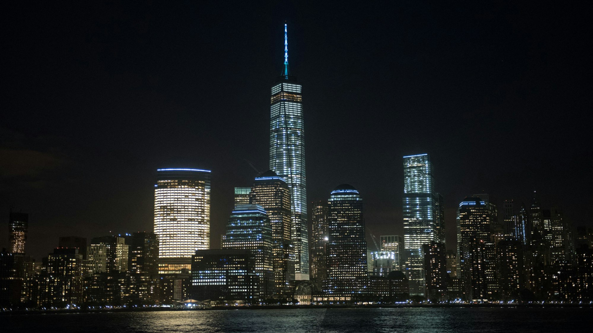 Das One World Trade Center leuchtet in Türkis zur Unterstützung einer Kampagne der American Lung Association gegen Lungenkrebs.