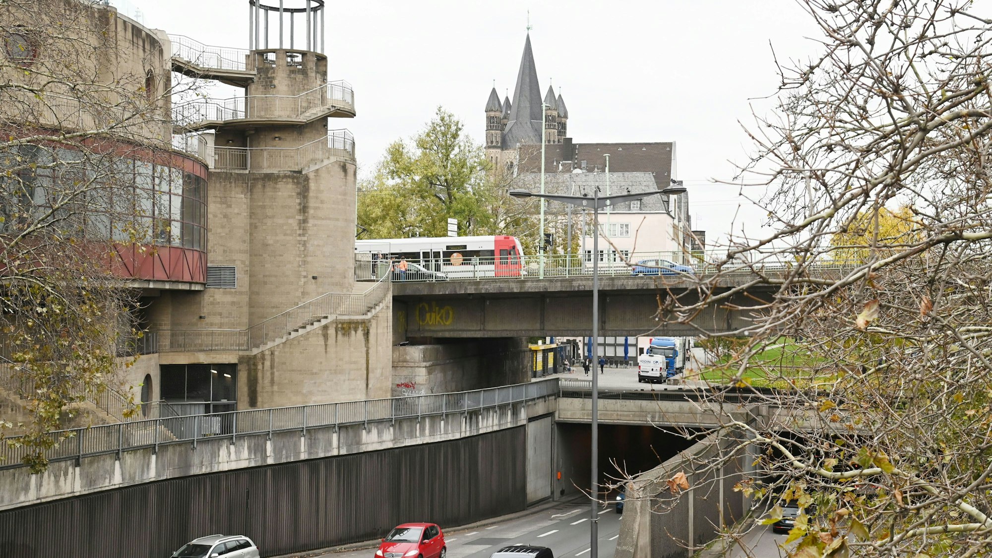 Im Bild: die Deutzer Brücke am Maritim-Hotel. Brückenteile müssen ausgetauscht werden, weshalb die Stadtbahn getrennt wird. (Archivbild)