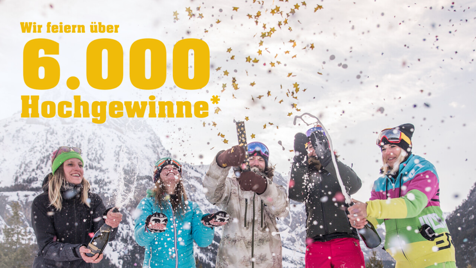 Fünf Personen stehen im Schnee, freuen sich und schießen Konfetti in die Luft. Am linken Bildrand ist der Schriftzug "Wir feiern über 6.000 Hochgewinne" zu sehen.