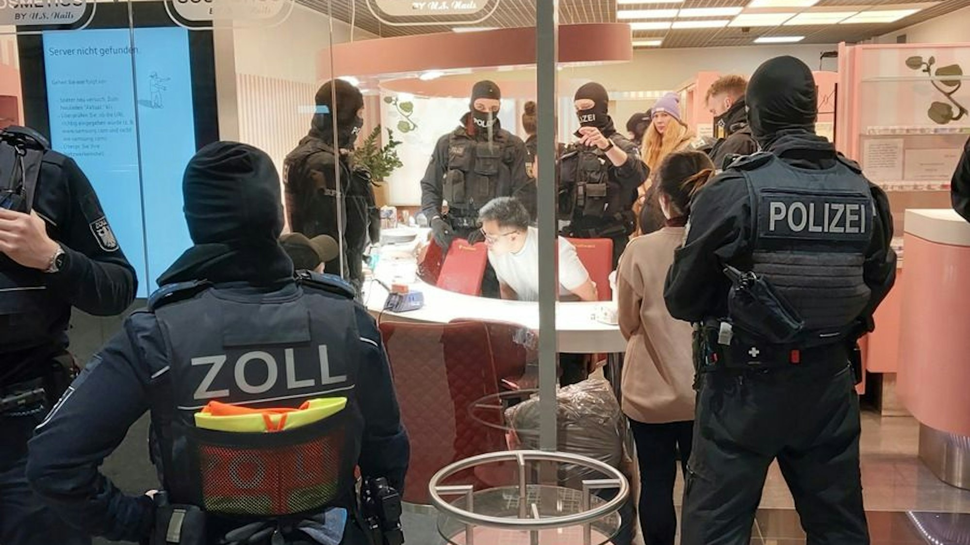 Großeinsatz gegen organisierte Kriminalität in Nagelstudios.