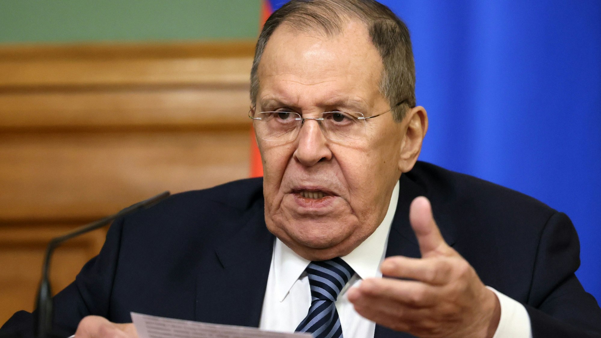 Der russische Außenminister Sergej Lawrow gestikuliert während einer Pressekonferenz. (Archivbild)