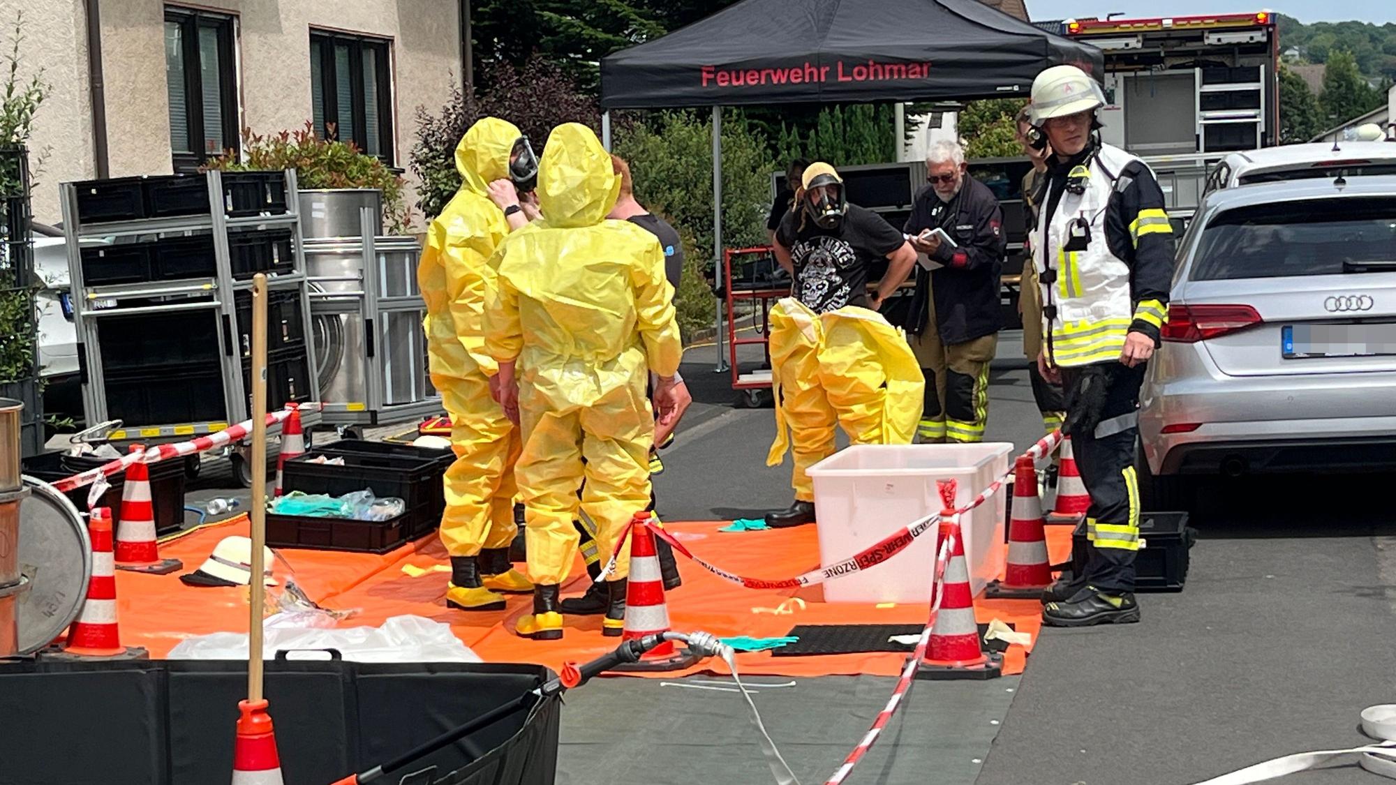 Nach einer Verpuffung im Keller eines Hauses in Lohmar waren Polizei und Feuerwehr im Sommer 2024 stundenlang mit der Bergung und Sicherung von Sprengstoff und gefährlichen Chemikalien beschäftigt.