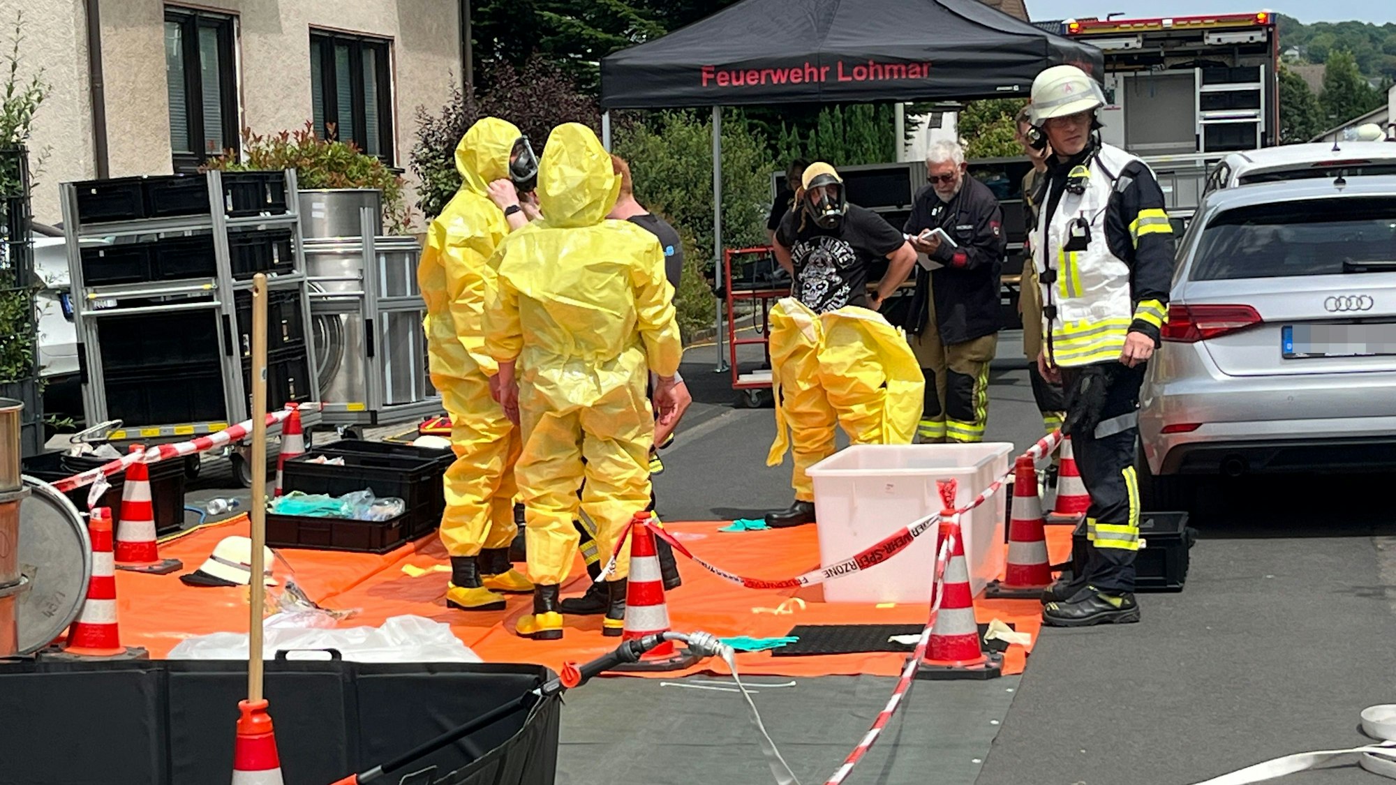 Nach einer Verpuffung im Keller eines Hauses in Lohmar waren Polizei und Feuerwehr im Sommer 2024 stundenlang mit der Bergung und Sicherung von Sprengstoff und gefährlichen Chemikalien beschäftigt.