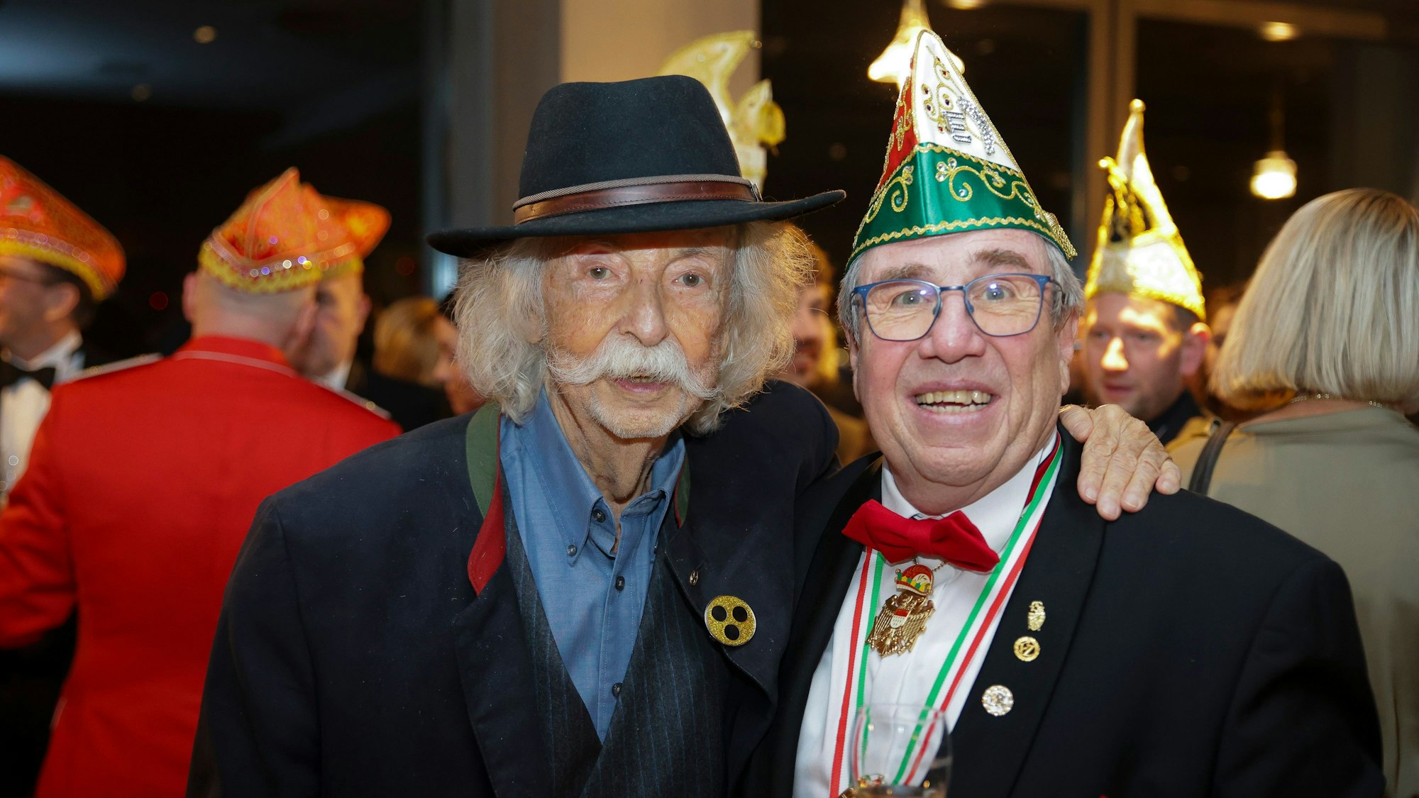 Jean Pütz (l.) mit Theo Schäfges, dem Ehrenpräsidenten der KG „Fidele Zunftbrüder“.