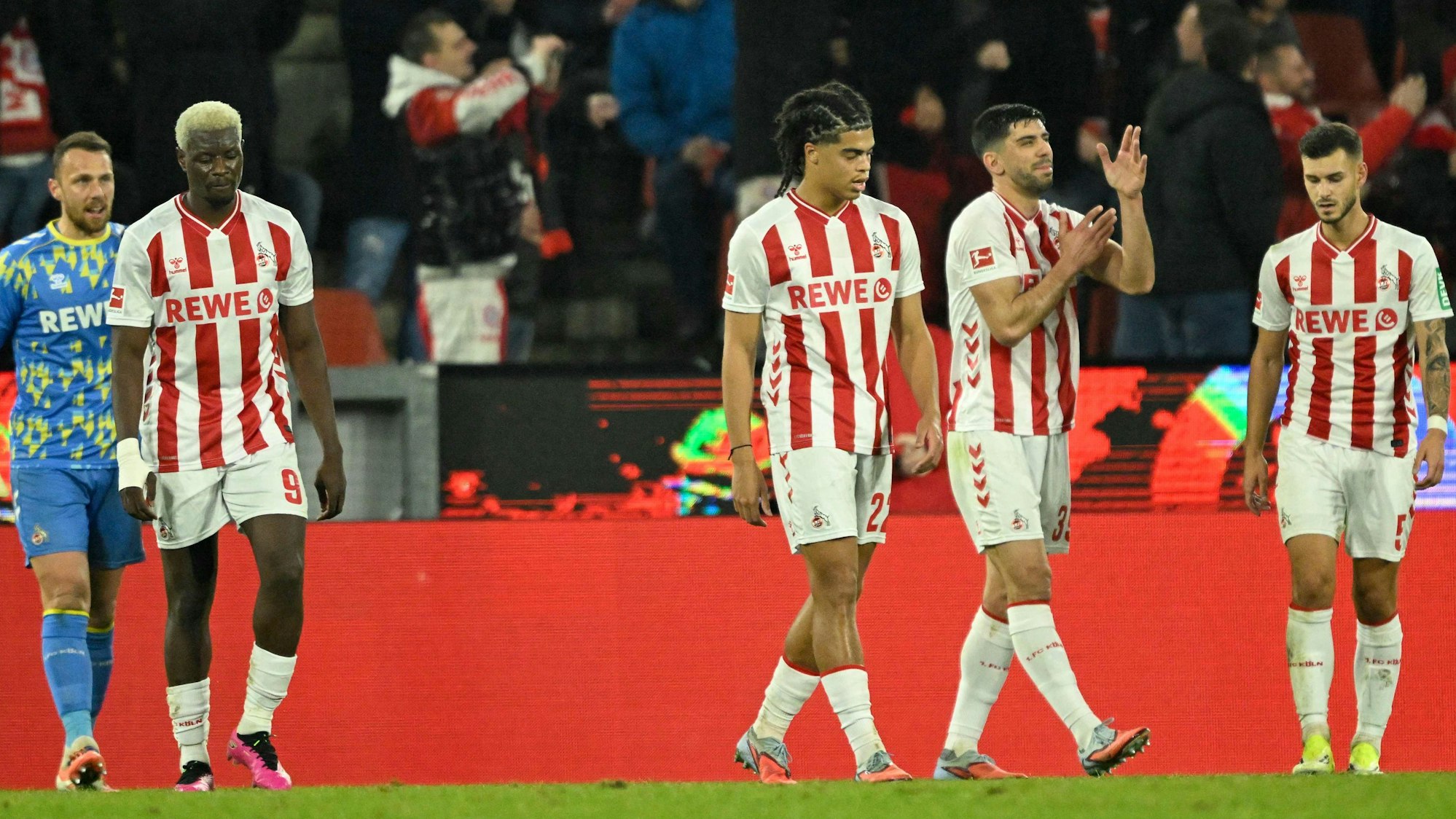 Die Profis des 1. FC Köln gingen am Mittwoch enttäuscht, aber erhobenen Kopfes vom Platz.