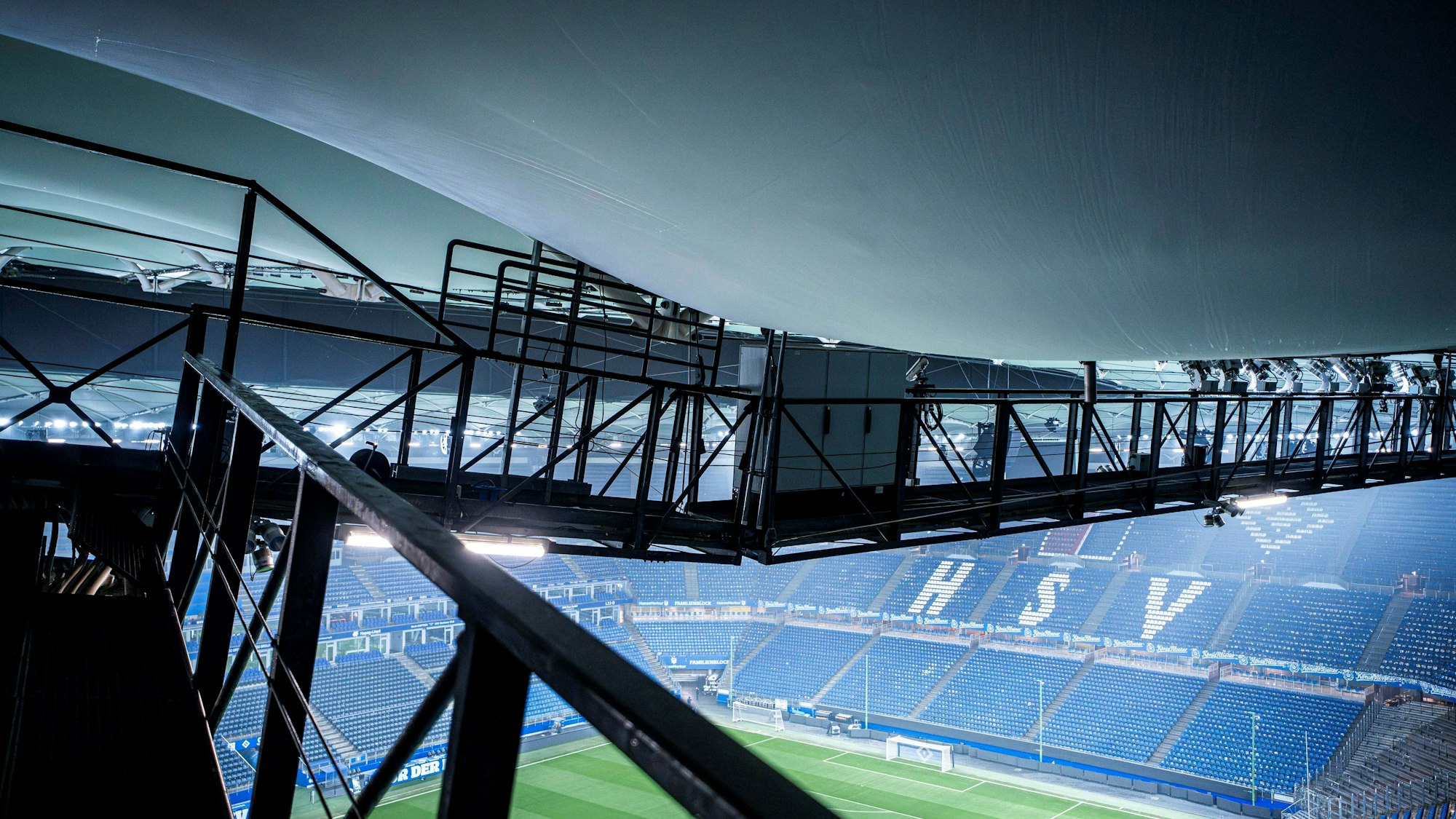 HANDOUT - 13.01.2026, Hamburg: Durch Tauwasser infolge des starken Wintertreibens im Norden sind Beulen in der Dachmembran des Hamburger Volksparkstadions erkennbar. Die Statikprobleme führten zu der Absage des Spiels Hamburger SV gegen Bayer 04 Leverkusen Foto: Nils Heitmann/HSV/dpa - ACHTUNG: Nur zur redaktionellen Verwendung im Zusammenhang mit der aktuellen Berichterstattung und nur mit vollständiger Nennung des vorstehenden Credits +++ dpa-Bildfunk +++