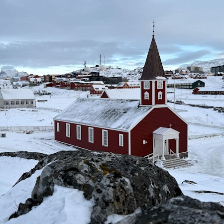 Grönland, Nuuk: Die Erlöserkirche im Schnee. Auch nach einem Krisengespräch zwischen den USA und Dänemark herrscht weiter Streit um Grönland.