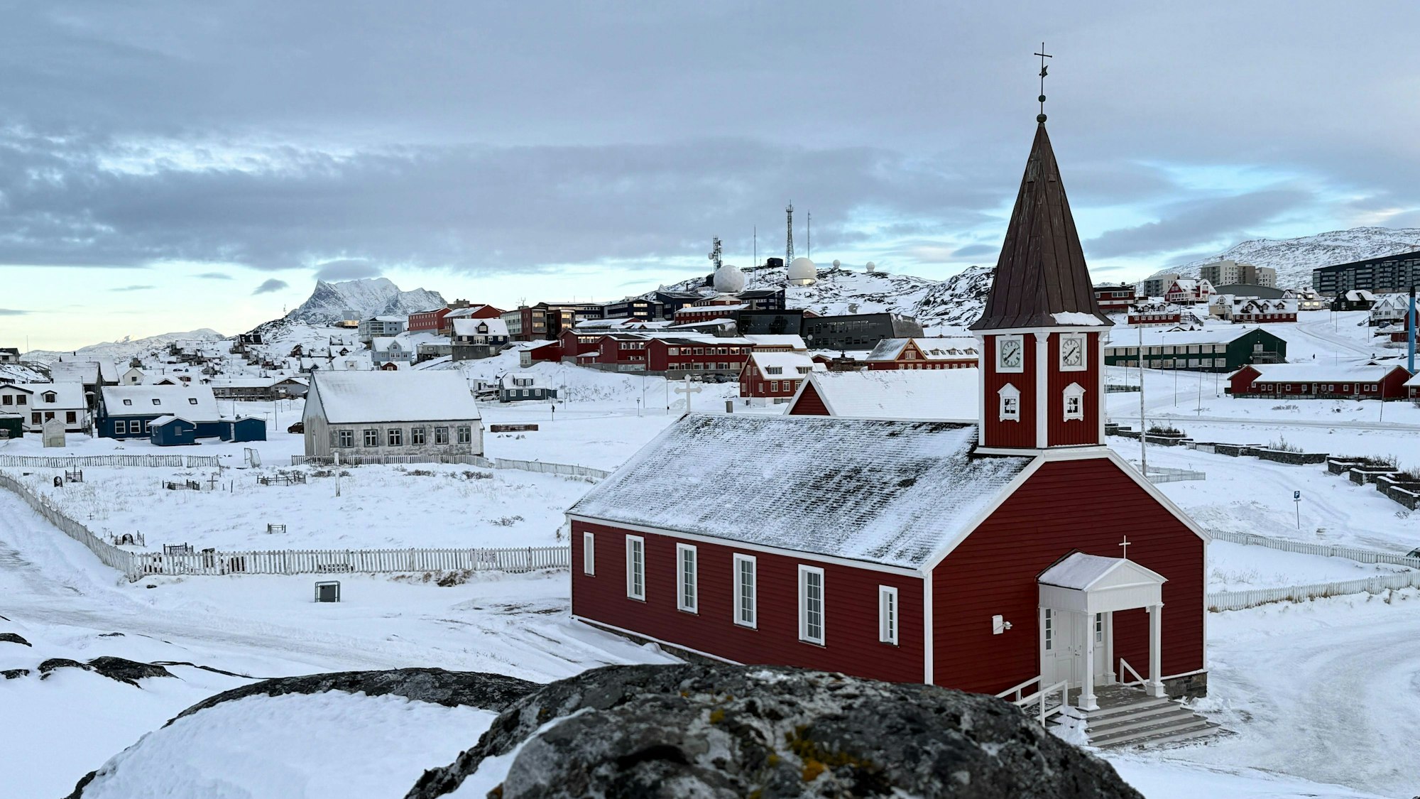 Grönland, Nuuk: Die Erlöserkirche im Schnee. Auch nach einem Krisengespräch zwischen den USA und Dänemark herrscht weiter Streit um Grönland.
