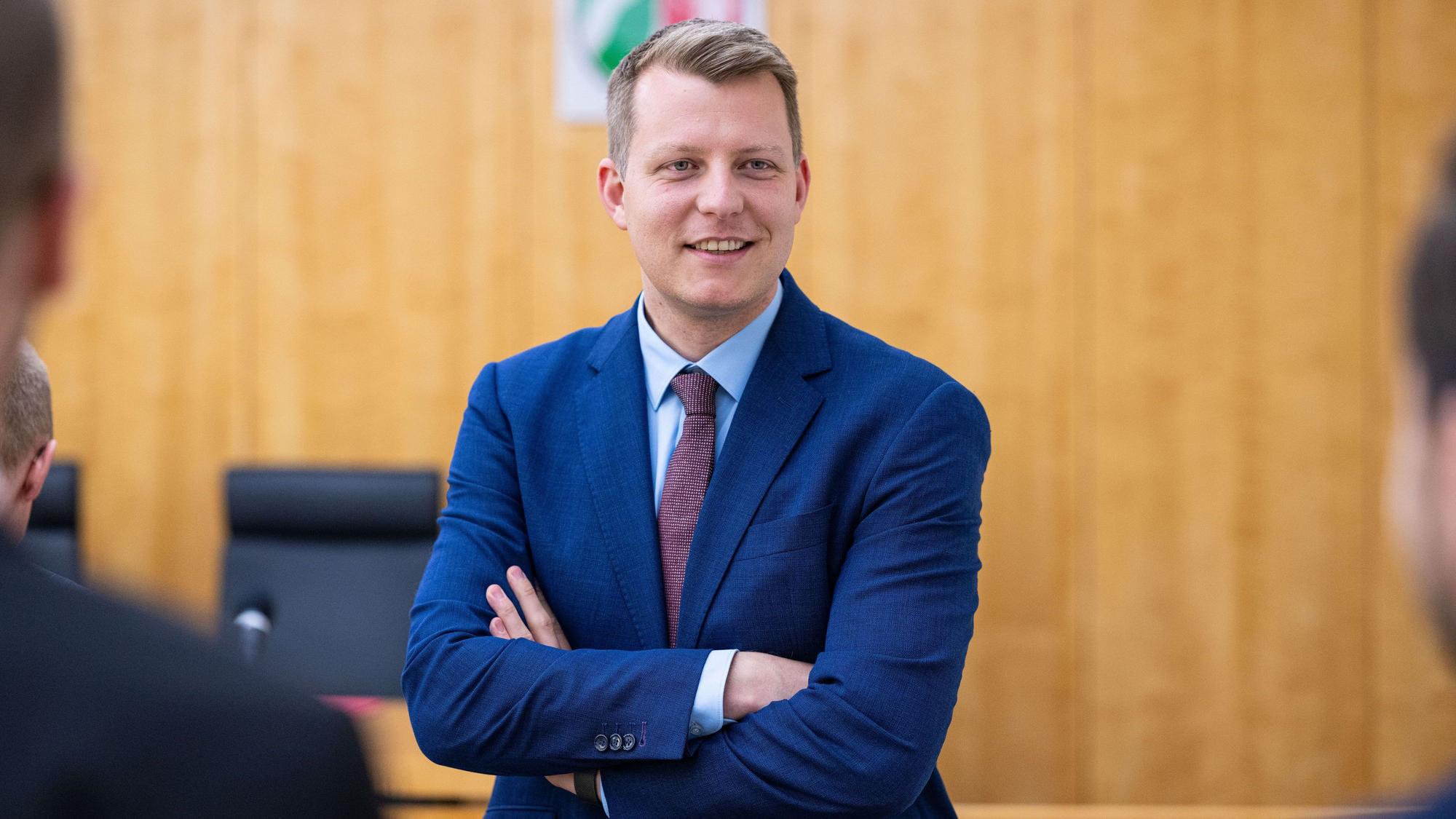 Henning Höne, Vorsitzender der FDP-Landtagsfraktion, will keine Kostenbeteiligung der Proficlubs für Polizeiensätze.