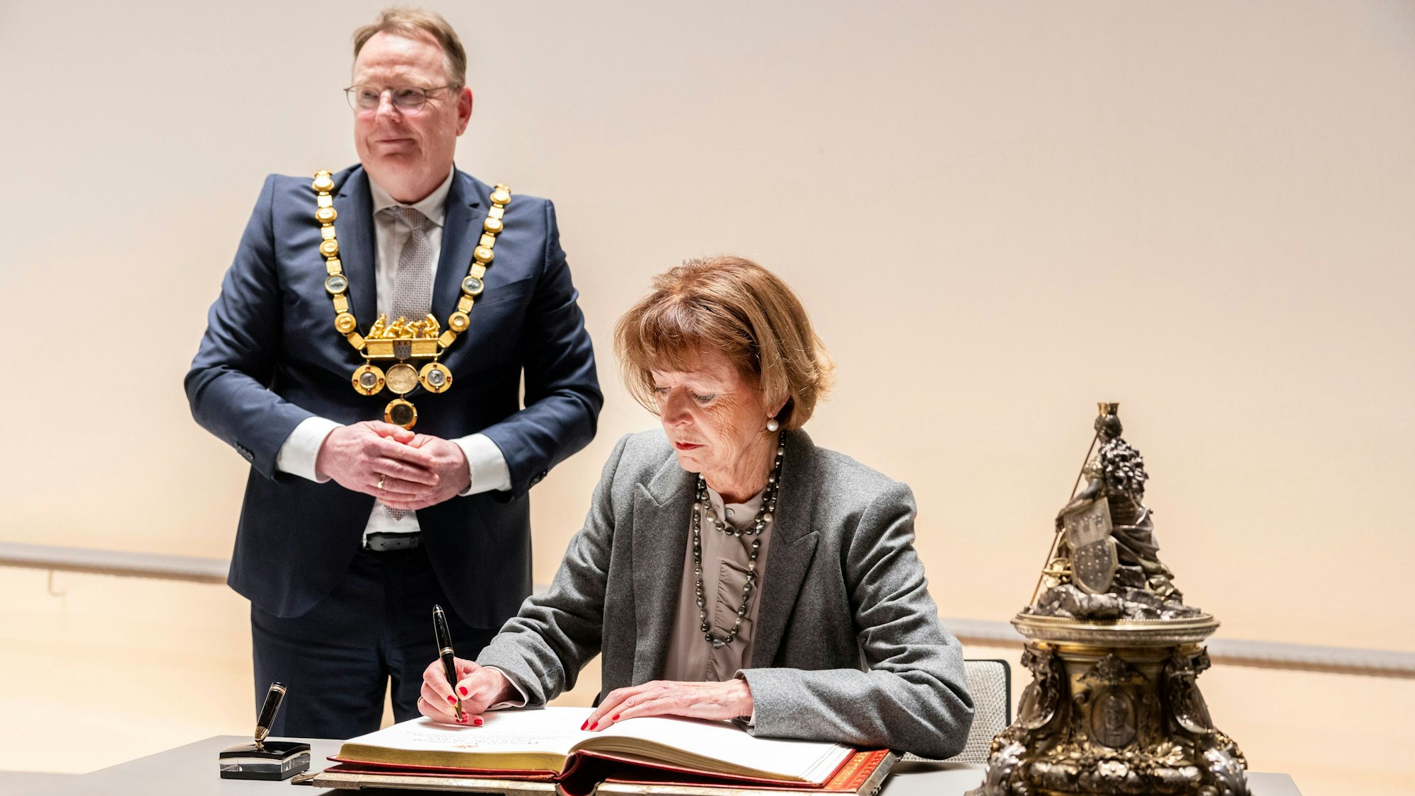 02.01.2026, Köln: Oberbürgermeister Torsten Burmester verabschiedet seine Vorgängerin Henriette Renker mit einem Festakt im Historischen Rathaus.
Im Bild Torsten Burmester und Henriette Reker.
Foto: Michael Bause