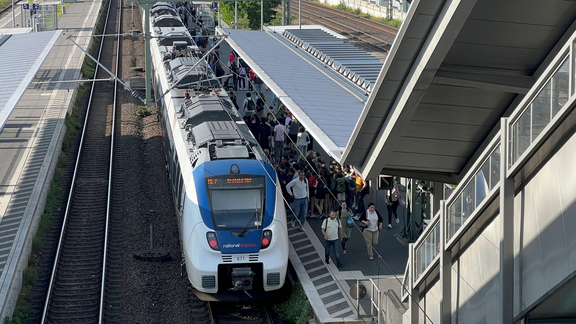 Der Bahnhof Opladen mit haltendem Zug