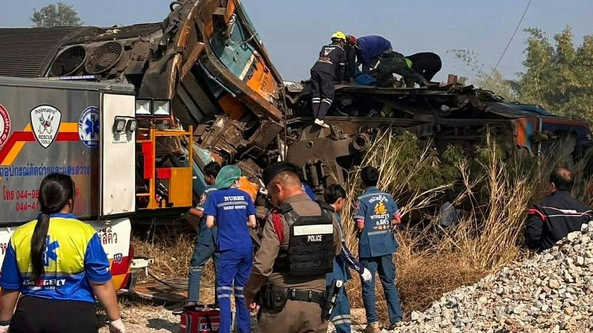 Einsatzteams versuchen, eingeschlossene Menschen zu befreien.