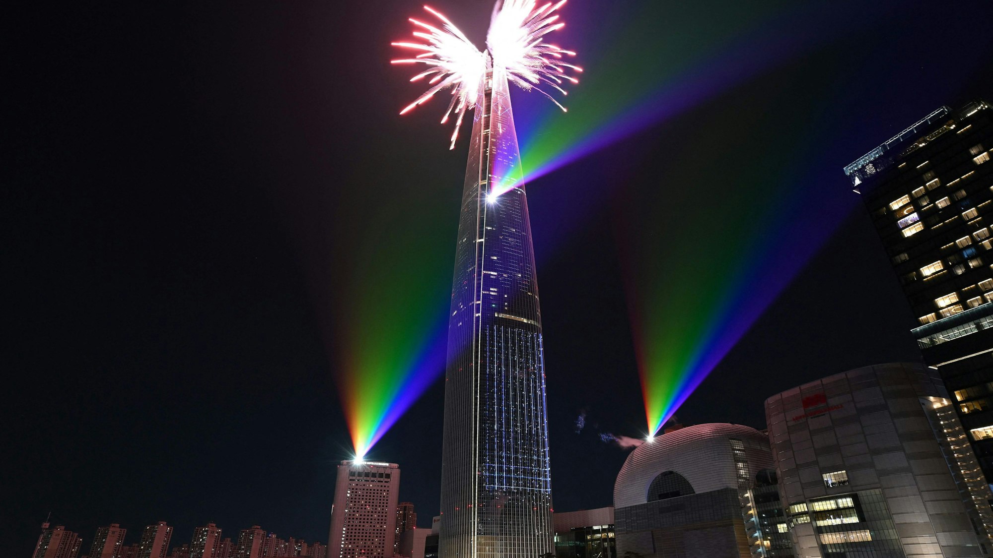 Feuerwerk erhellt den Mitternachtshimmel über dem Lotte World Tower, Südkoreas höchstem Gebäude in Seoul, während der Neujahrsfeierlichkeiten am 1. Januar 2026.