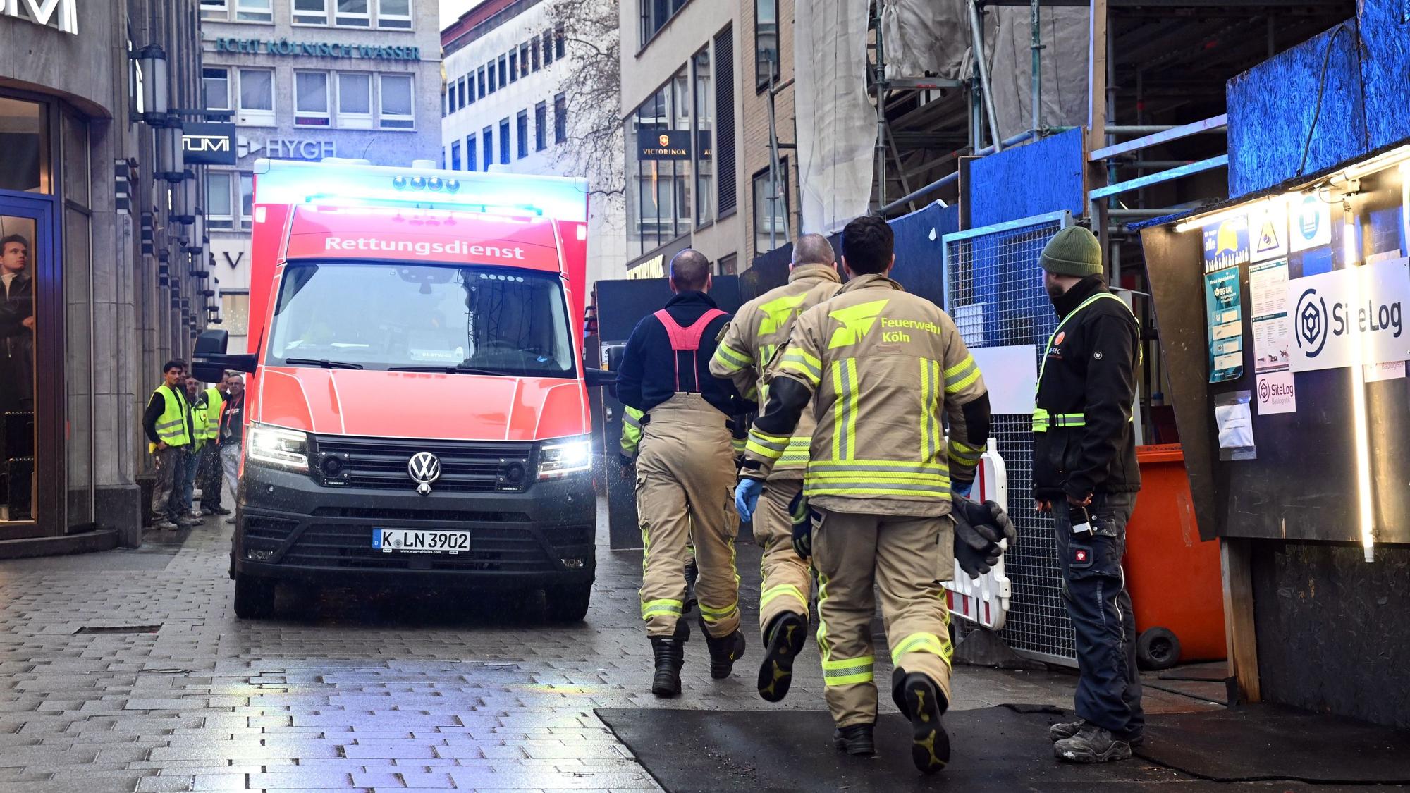Der Kölner Rettungsdienst kümmerte sich noch vor Ort um den Verletzten.