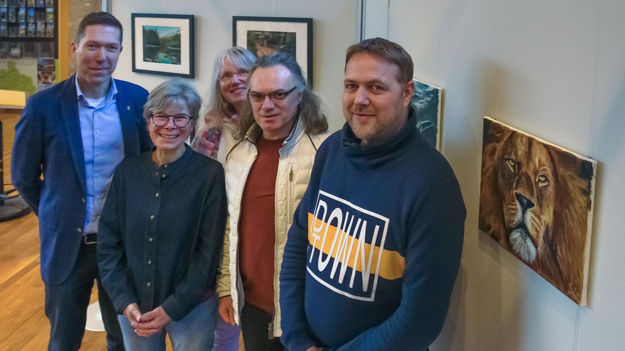 Das Foto zeigt (von links) Gummersbachs Bürgermeistder Raoul Halding-Hoppenheit, Bettina Hecker-Hesse, Frau Sieling, Ibrahim Özbolat und Constantin Gogou bei der Ausstellungseröffnung im Gummersbacher Rathaus.
