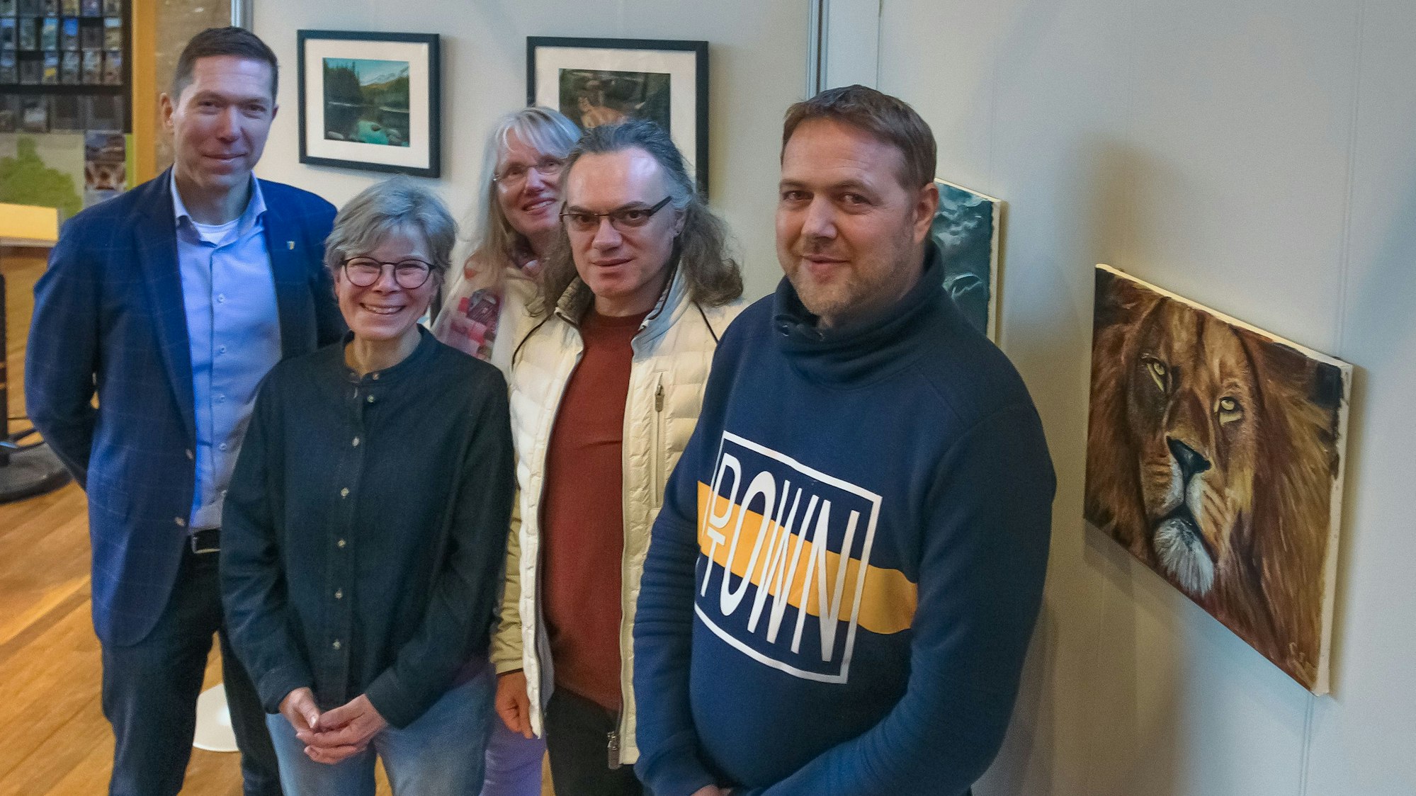 Das Foto zeigt (von links) Gummersbachs Bürgermeistder Raoul Halding-Hoppenheit, Bettina Hecker-Hesse, Frau Sieling, Ibrahim Özbolat und Constantin Gogou bei der Ausstellungseröffnung im Gummersbacher Rathaus.