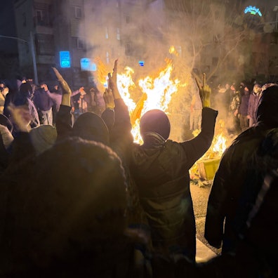 Das Bild soll Iraner bei einem Protest gegen die Regierung in Teheran am 09. Januar 2026 zeigen. Foto: Uncredited/UGC/AP/dpa
