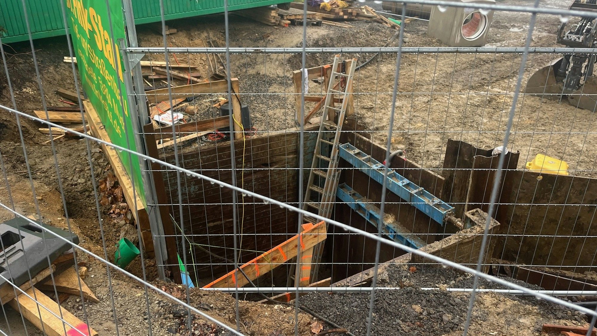 In Hennef-Uckerath ist ein Bauarbeiter verletzt worden. Er war in einer Baugrube, als sich die Kette löste, an der eine Rüttelplatte hing. Sie stürzte in die Tiefe und streifte den 26-Jährigen.