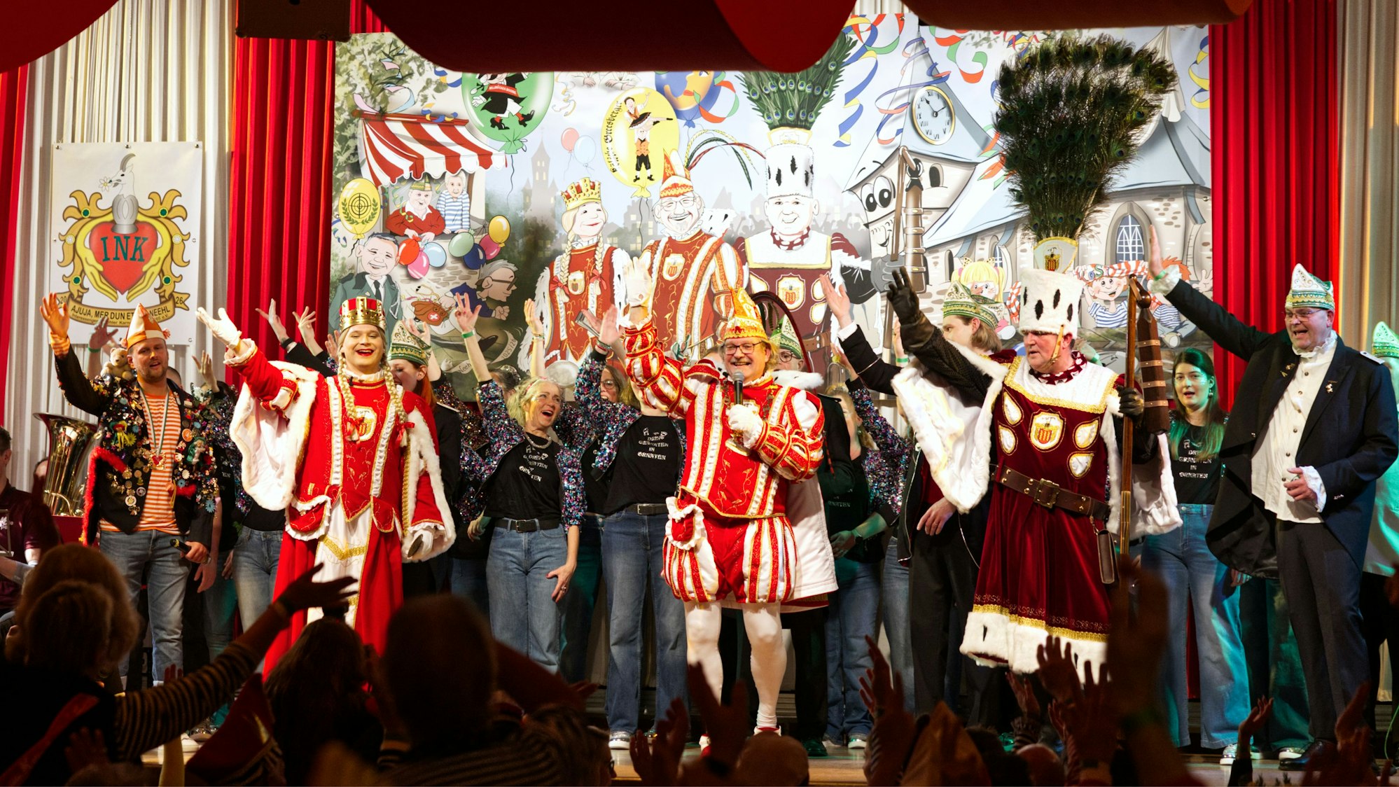 Ein Dreigestirn steht auf einer Bühne.