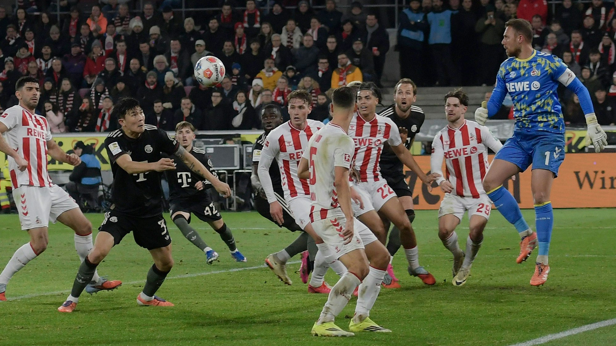 Min-jae Kim Muenchen 3 erzielt das Tor zum 1:2 14.01.2026 Fussball 1. FC Koeln vs FC Bayern Muenchen, Rheinenergiestadion, Koeln, DFB/DFL REGULATIONS PROHIBIT ANY USE OF PHOTOGRAPHS AS IMAGE SEQUENCES AND/OR QUASI-VIDEO *** Min jae Kim Muenchen 3 scores the goal to 1 2 14 01 2026 Soccer 1 FC Koeln vs FC Bayern Muenchen, Rheinenergiestadion, Koeln, DFB DFL REGULATIONS PROHIBIT ANY USE OF PHOTOGRAPHS AS IMAGE SEQUENCES AND OR QUASI VIDEO Copyright: xpepphotox/xHorstxMauelshagenx pep00321, pep_20260114_hm_252139