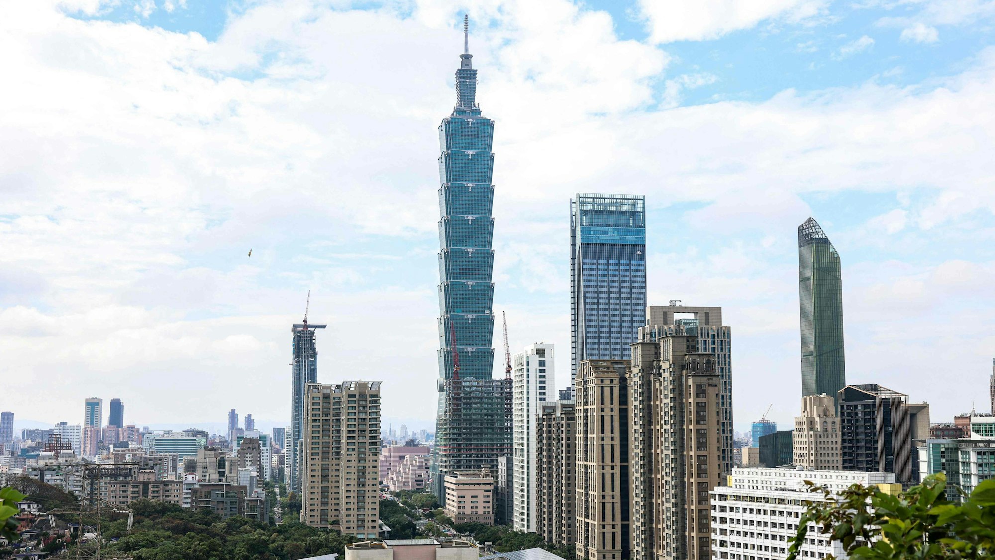 Ein Frühlingstag in Taipeh, in der Mitte sieht man das Taipei 101.