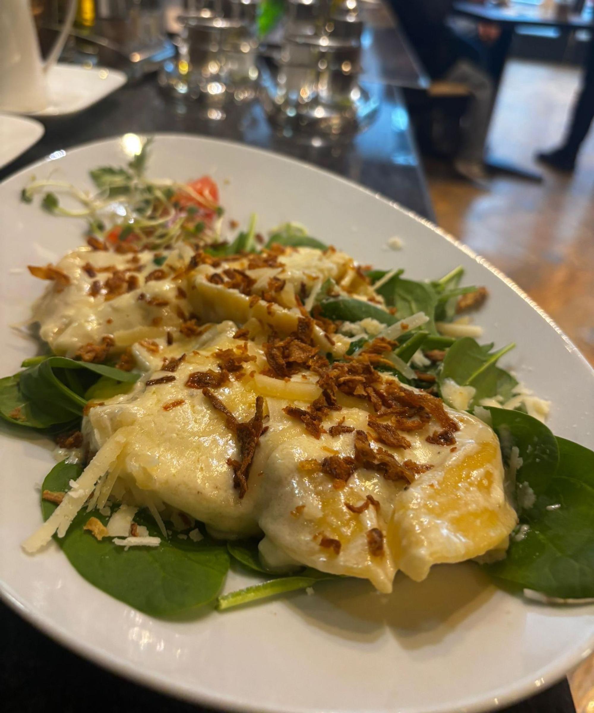 Frische gefüllte Nudeln mit Trüffelcreme mit Parmesan und knusprigem Zwiebel-Crunch