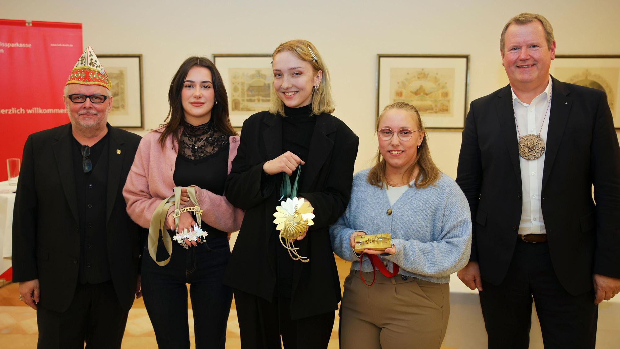 Die drei Preisträgerinnen Hannah Homberg, Ellen Reinarz und Maria Etzbach mit Jury-Mitglied Ingo Telkmann („Fest in Gold“) und Thomas Pennartz (Vorstandsvorsitzender der Kreissparkasse Köln).