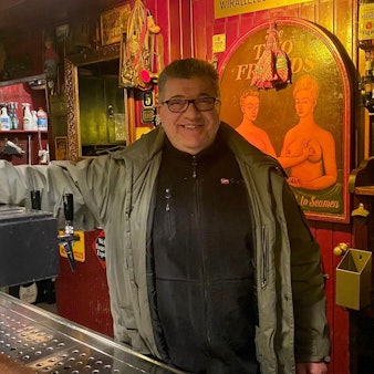 Zu sehen ist Jani Petropoulos.