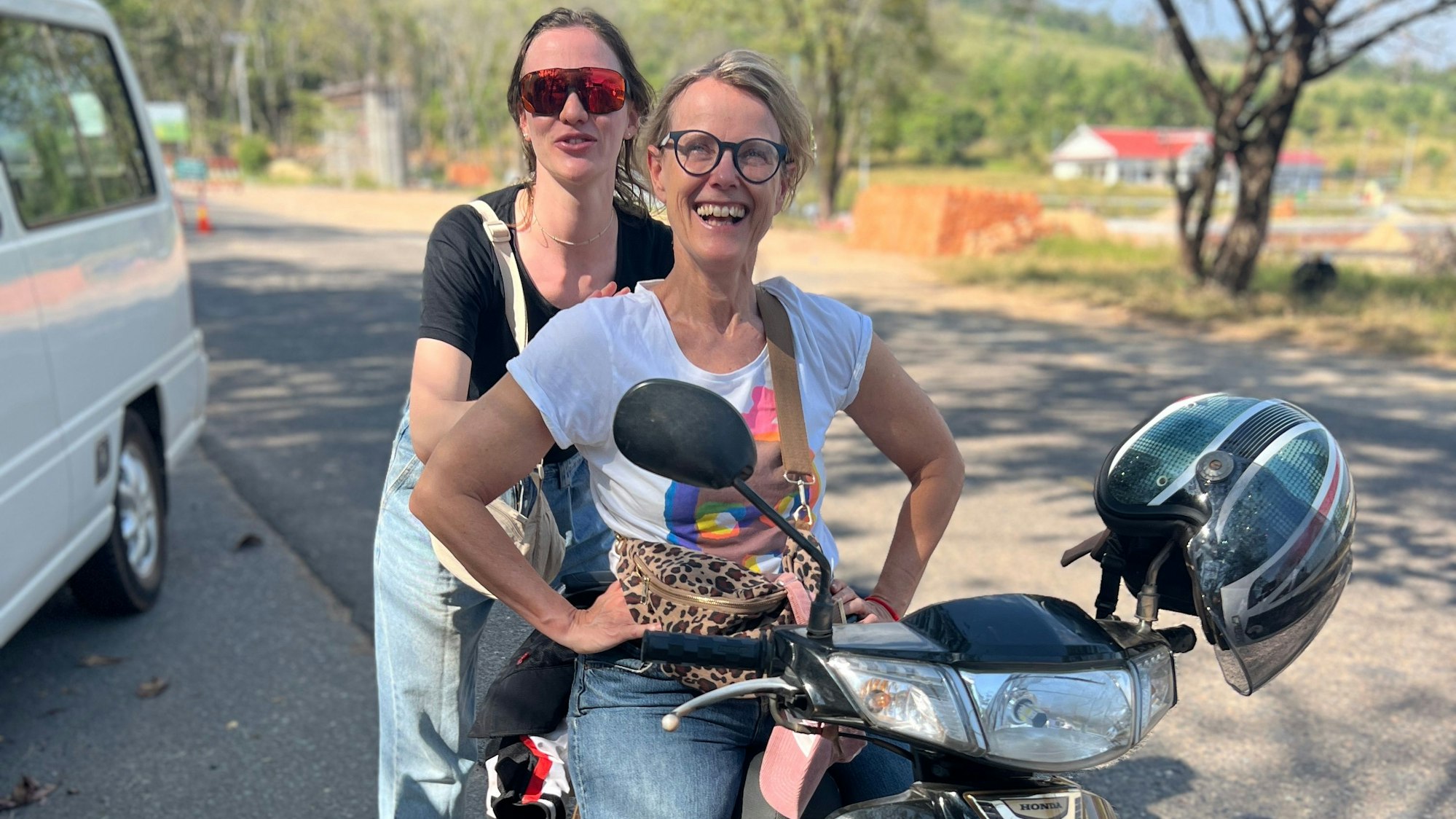 Zwei Frauen sitzen auf einem Motorroller beim Bokor Nationalpark.