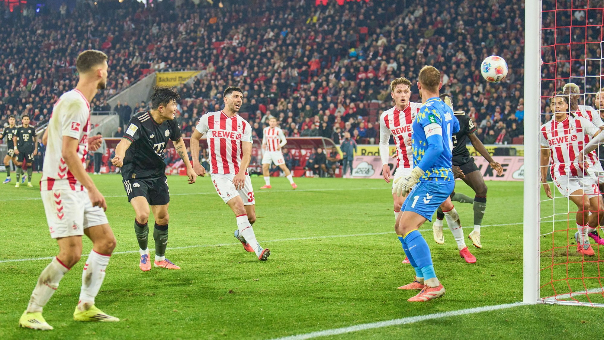 Die Entscheidung: Der FC Bayern trifft zum 3:1, die Kölner haben den Ball nicht unter Kontrolle gebracht.