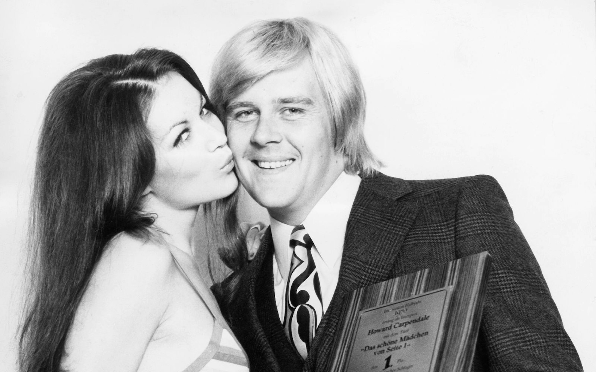Küsschen von der Miss Germany für seinen ersten großen Hit: 1970 gewinnt Carpendale mit „Das schöne Mädchen von Seite Eins“ den Deutschen Schlager-Wettbewerb. (Bild: ullstein bild via Getty Images)