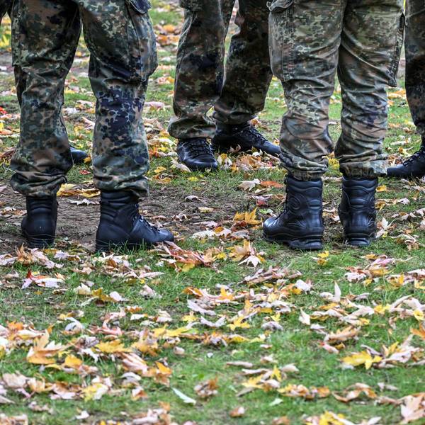 Soldaten der Bundeswehr stehen in einem Park zusammen. (Symbolfoto)
