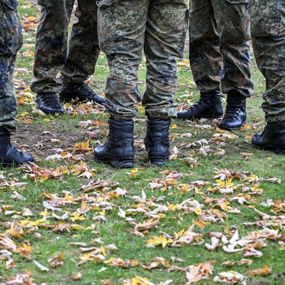 Soldaten der Bundeswehr stehen in einem Park zusammen. (Symbolfoto)