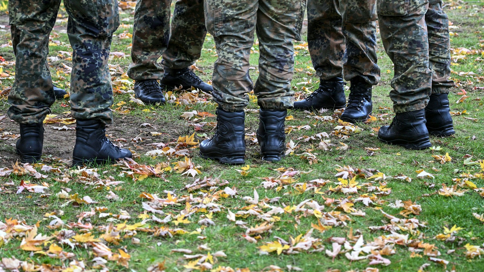 Soldaten der Bundeswehr stehen in einem Park zusammen. (Symbolfoto)