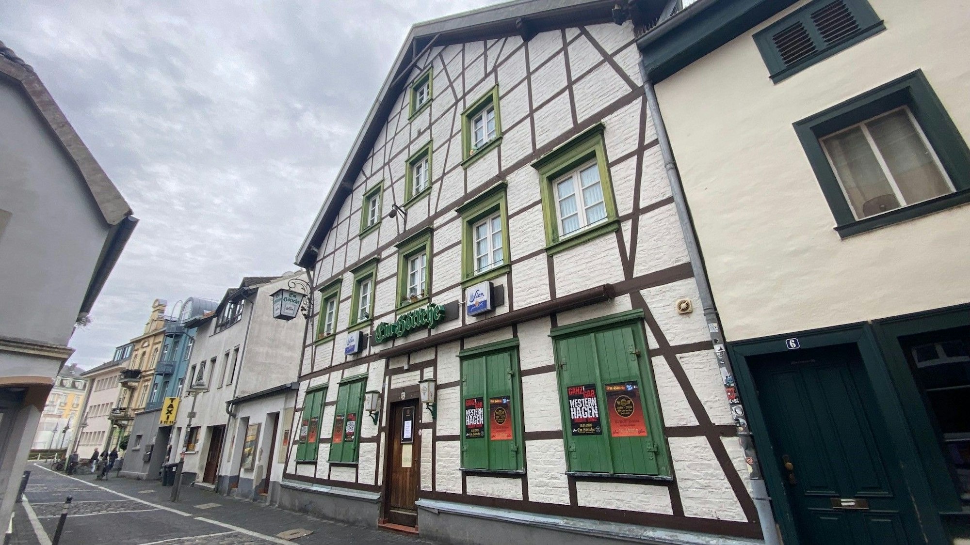 Zu sehen ist das Fachwerkhaus mit der Gaststätte von außen.