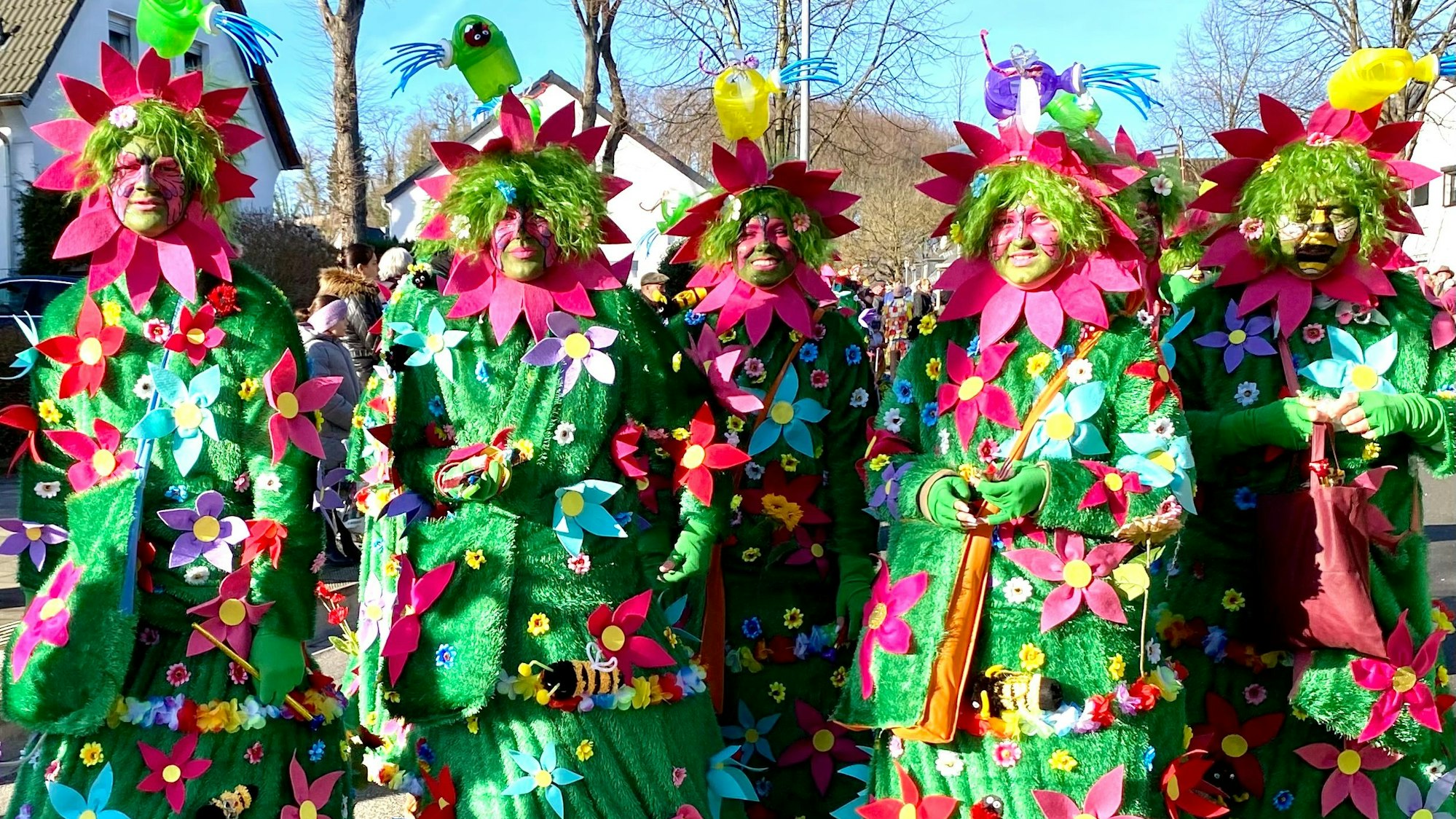 Zu sehen sind die als Blumenwiese verkleideten Gabjei-Tiroler.